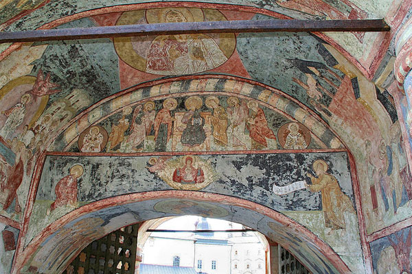 Фрески на входных воротах в монастырь