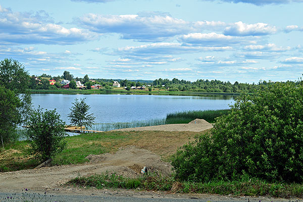 Озеро рядом с поселком